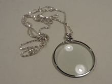 ذره بین با زنجیر